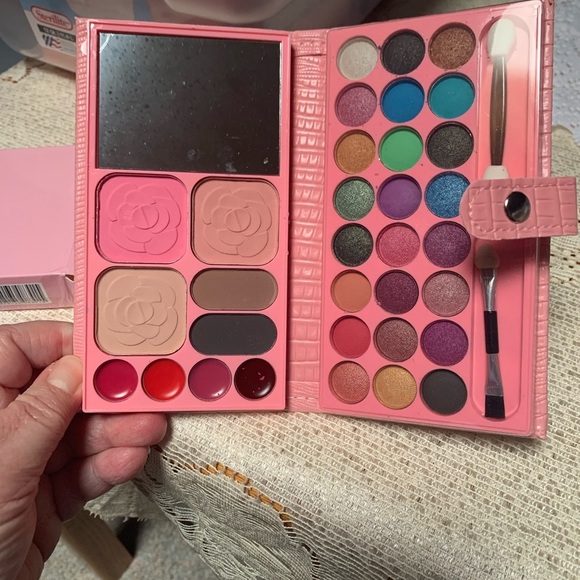 Blush and Highl and Lipless and Eyeshadow Pallet - Picture 3 of 8